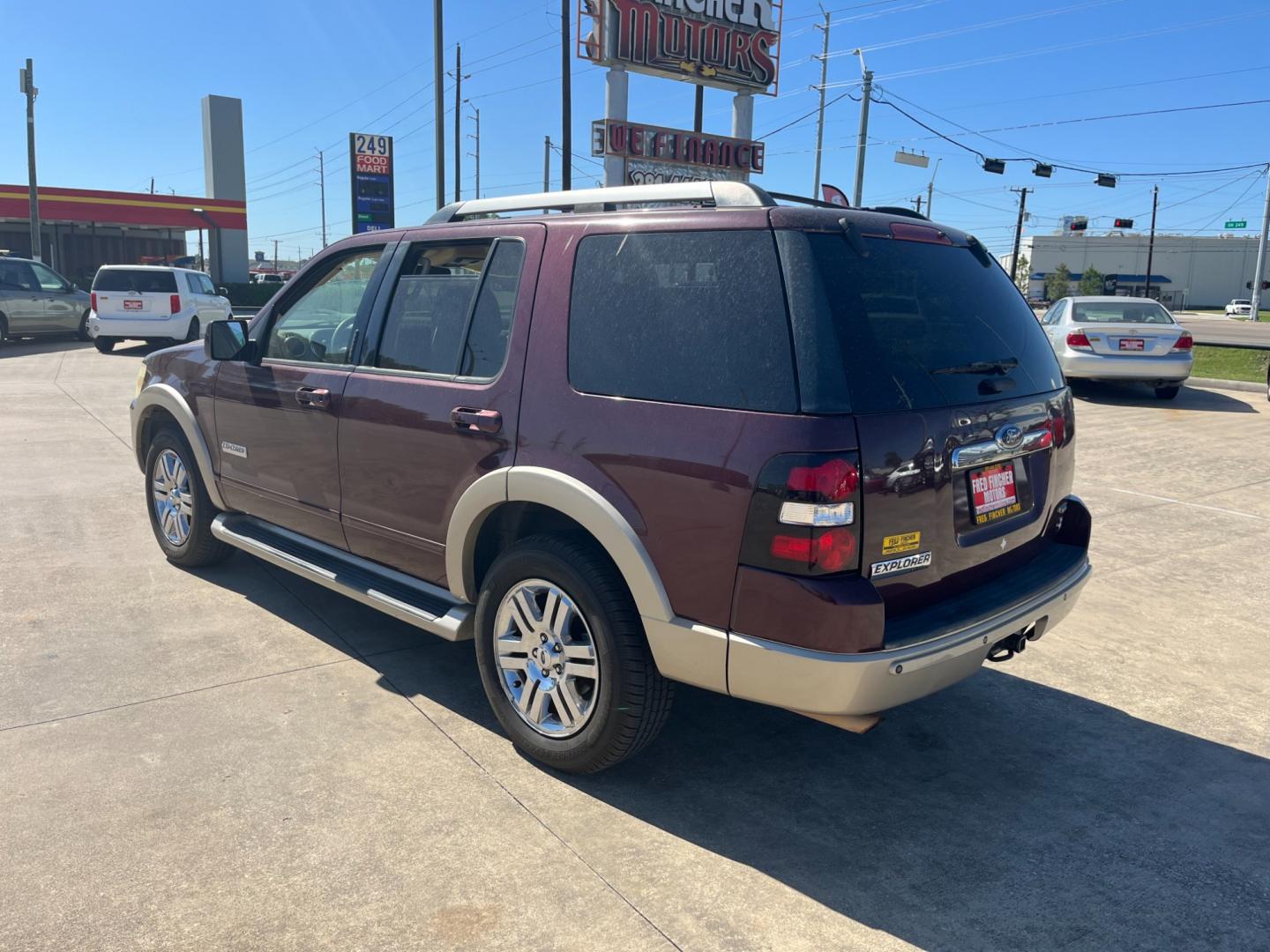 2006 maroom /TAN Ford Explorer Eddie Bauer 4.6L 4WD (1FMEU74816U) with an 4.6L V8 SOHC 16V engine, 6-Speed Automatic Overdrive transmission, located at 14700 Tomball Parkway 249, Houston, TX, 77086, (281) 444-2200, 29.928619, -95.504074 - Photo#4